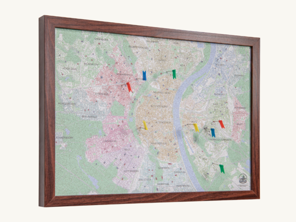 Plattenjagd_Karte 2 Korkkarte von Köln mit markierten Tischtennisplatten und Fähnchen