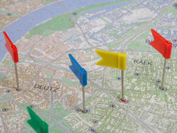 Plattenjagd_Karte 5 Korkkarte von Köln mit markierten Tischtennisplatten und Fähnchen