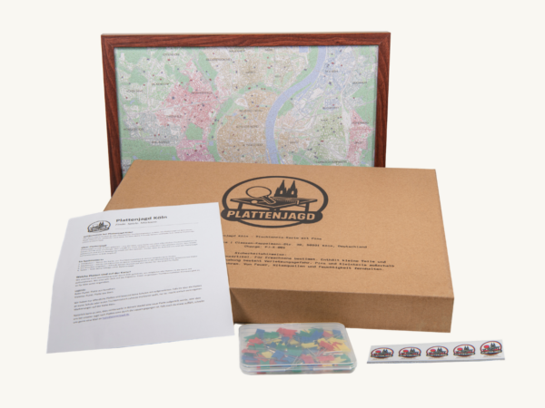 Plattenjagd_Karte 6 Korkkarte von Köln mit markierten Tischtennisplatten, Verpackungskarton, Fähnchen, Anleitung und Sticker